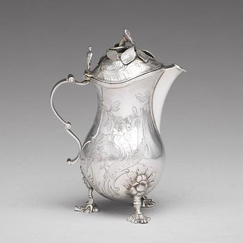 Johann Friedrich Mörck, dubbelslagen mästarstämpel, mjölkkanna, silver, (verksam i Mitau 1755-1790). Rokoko.