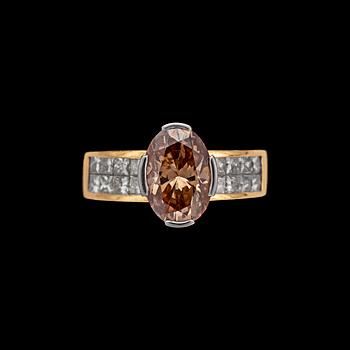 1055. RING, oval briljantslipad cognacsfärgad diamant, 2.78 ct, med princesslipade diamanter, tot. 1 ct.
