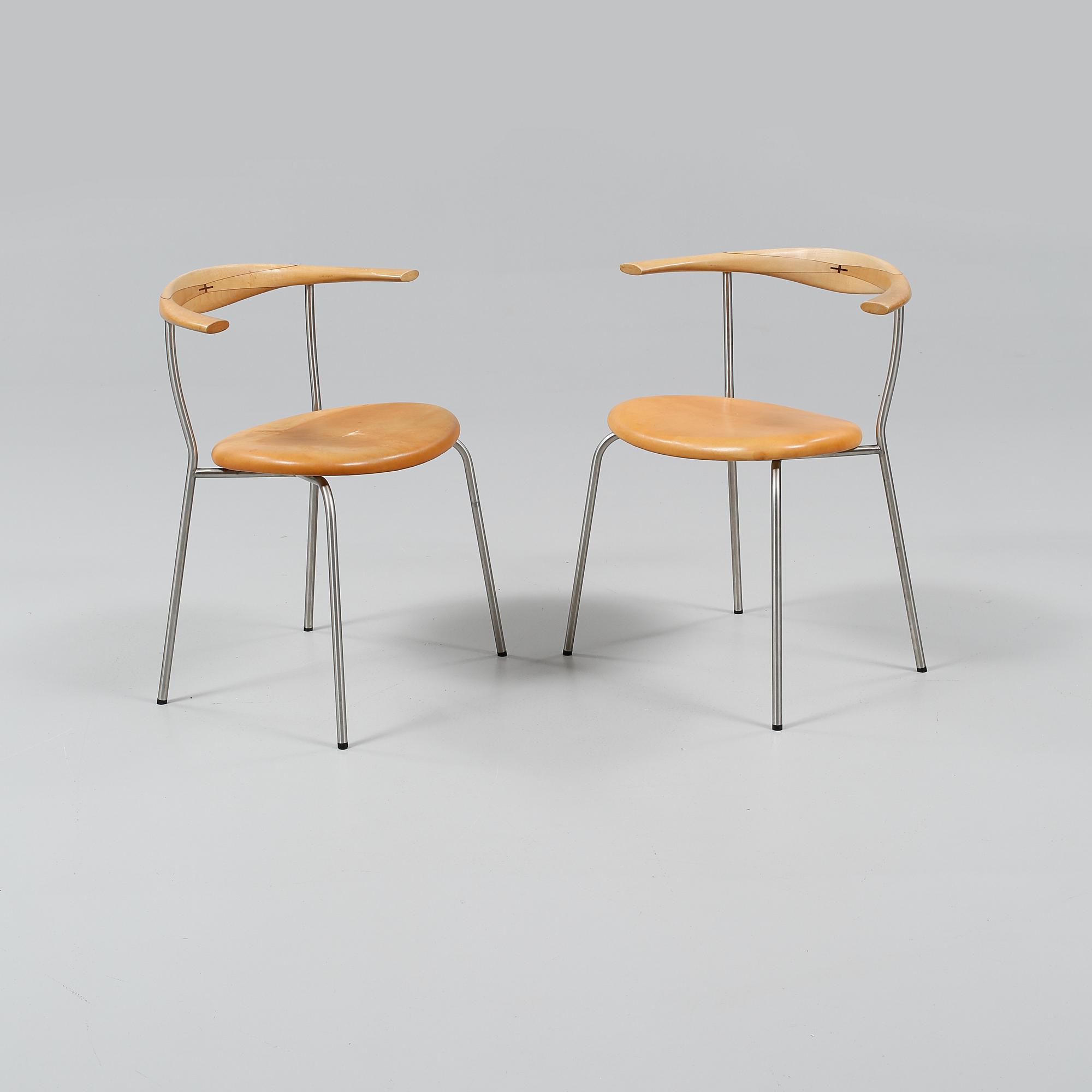 STOLAR, ett par, PP 701, Hans J Wegner, modell formgiven 1965.