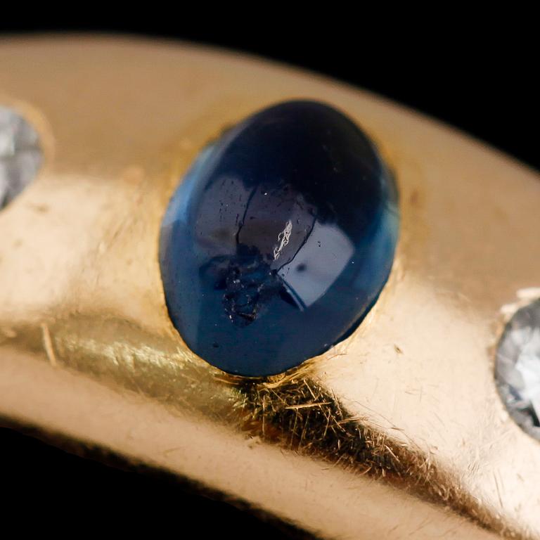 RING, 18 k guld, briljantslipade diamanter och safir, EKS 1962. Vikt ca 10,2 g.