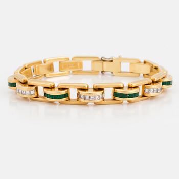 ARMBAND, 18K guld med carréslipade diamanter och smaragder.