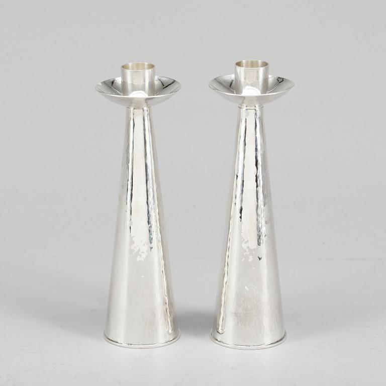 LJUSSTAKAR / VASER, ett par, silver, okänd silversmed med monogram BLD, Gävle, 1962. Vikt ca.