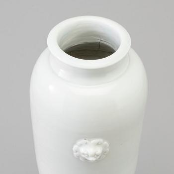 A blanc de chine vase, Qing dynasty, Kangxi (1662-1722).