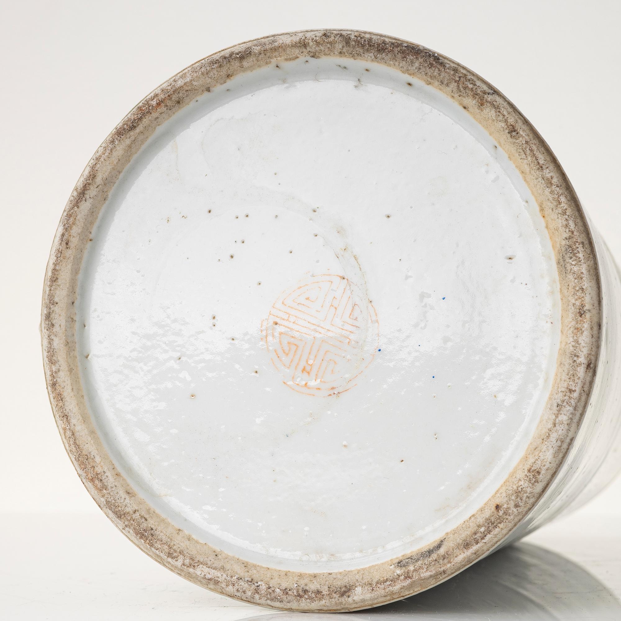 A porcelain vase, China, end of the Qing dynasty/around 1900.