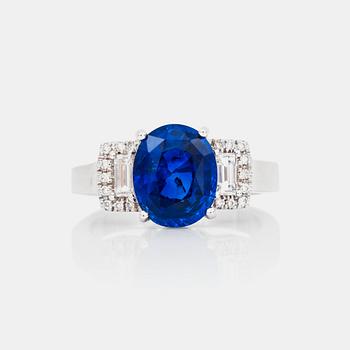 RING med safir 4.18 ct samt briljant- och baguette-slipade diamanter totalt 0.54 ct.