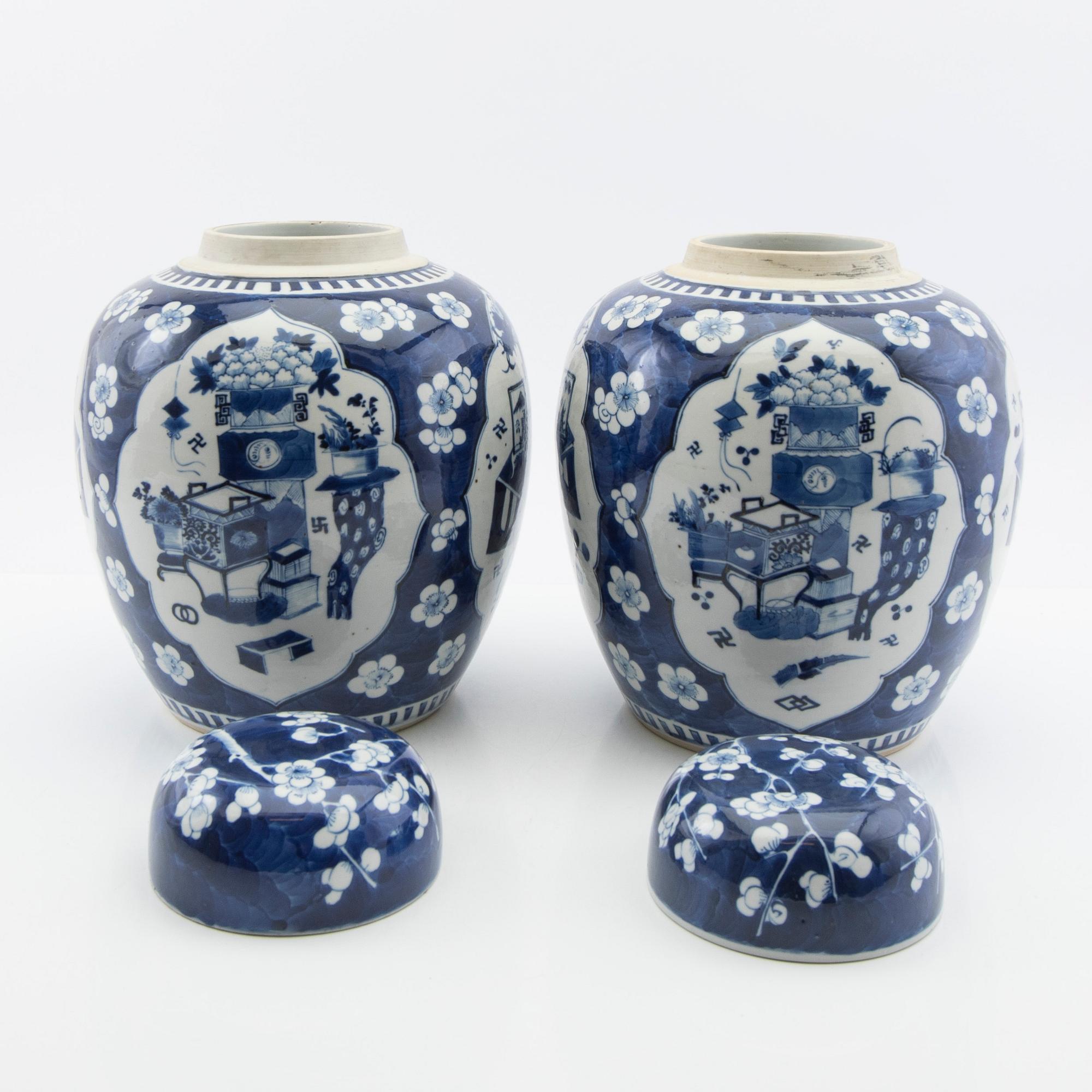 Lock urns, a pair, Kangxi style, 19th century.