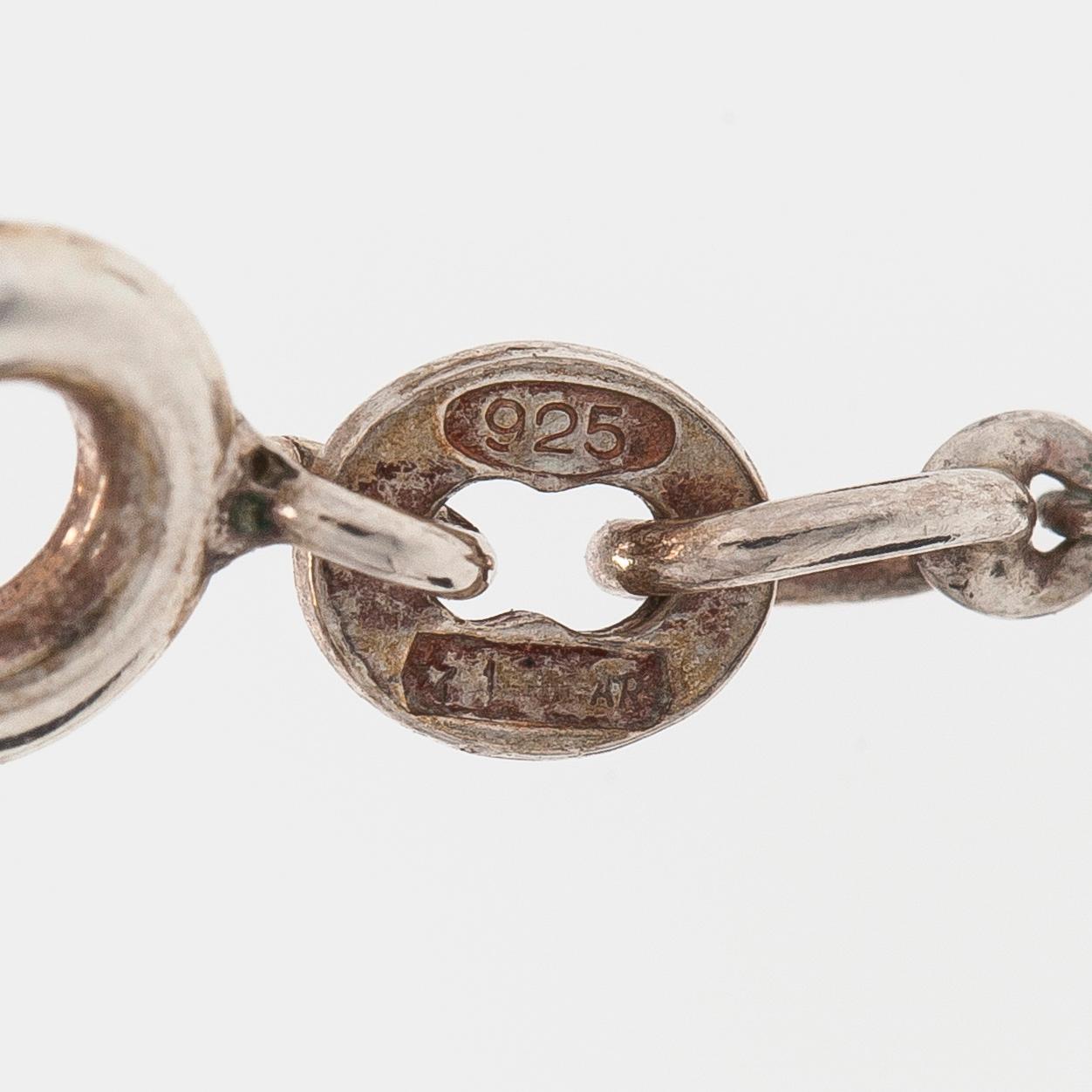 Tapio Wirkkala, riipus, "Päärynä", sterlinghopeaa, ja ketju. Kultakeskus, Hämeenlinna 1975.