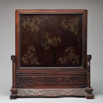 BORDSSKÄRM, trä och inläggningar i sten. Qingdynastin, 1800-tal.