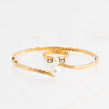 Bracelet and ring, 18k gold with pearls and brilliant-cut diamonds.