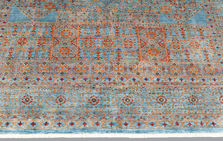 An oriental carpet with a Mamluk pattern, ca 299 x 210 cm.
