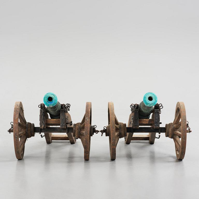 Salutkanoner, ett par, replikor av kanon från örlogsskeppet Slesvig 1733, 1900-tal.