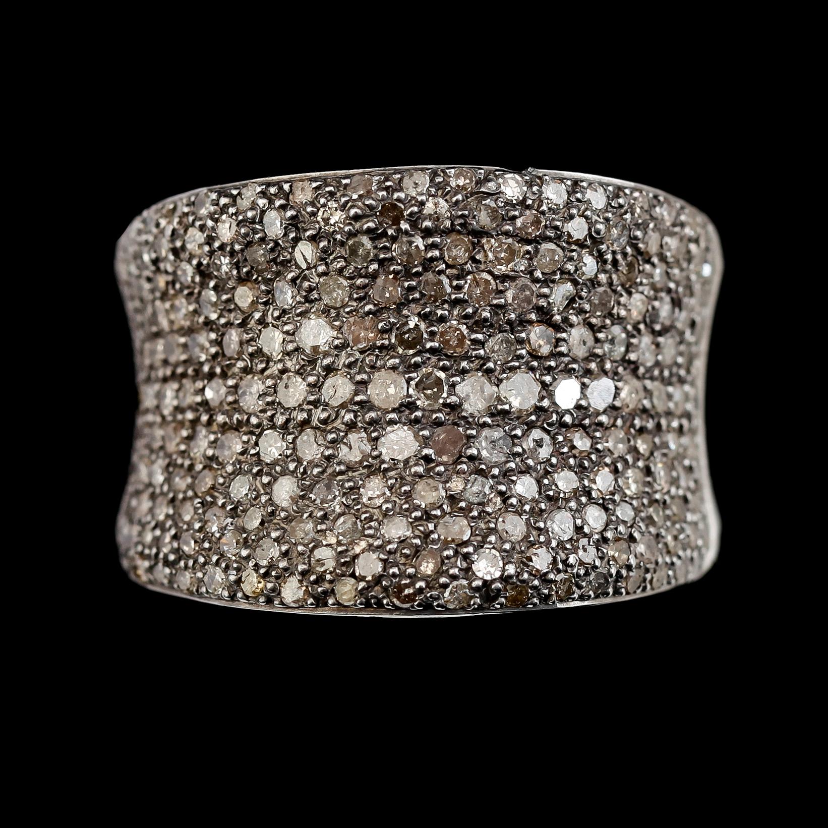 RING, svärtat/rodierat silver, diamanter tot ca 2.35 ct.