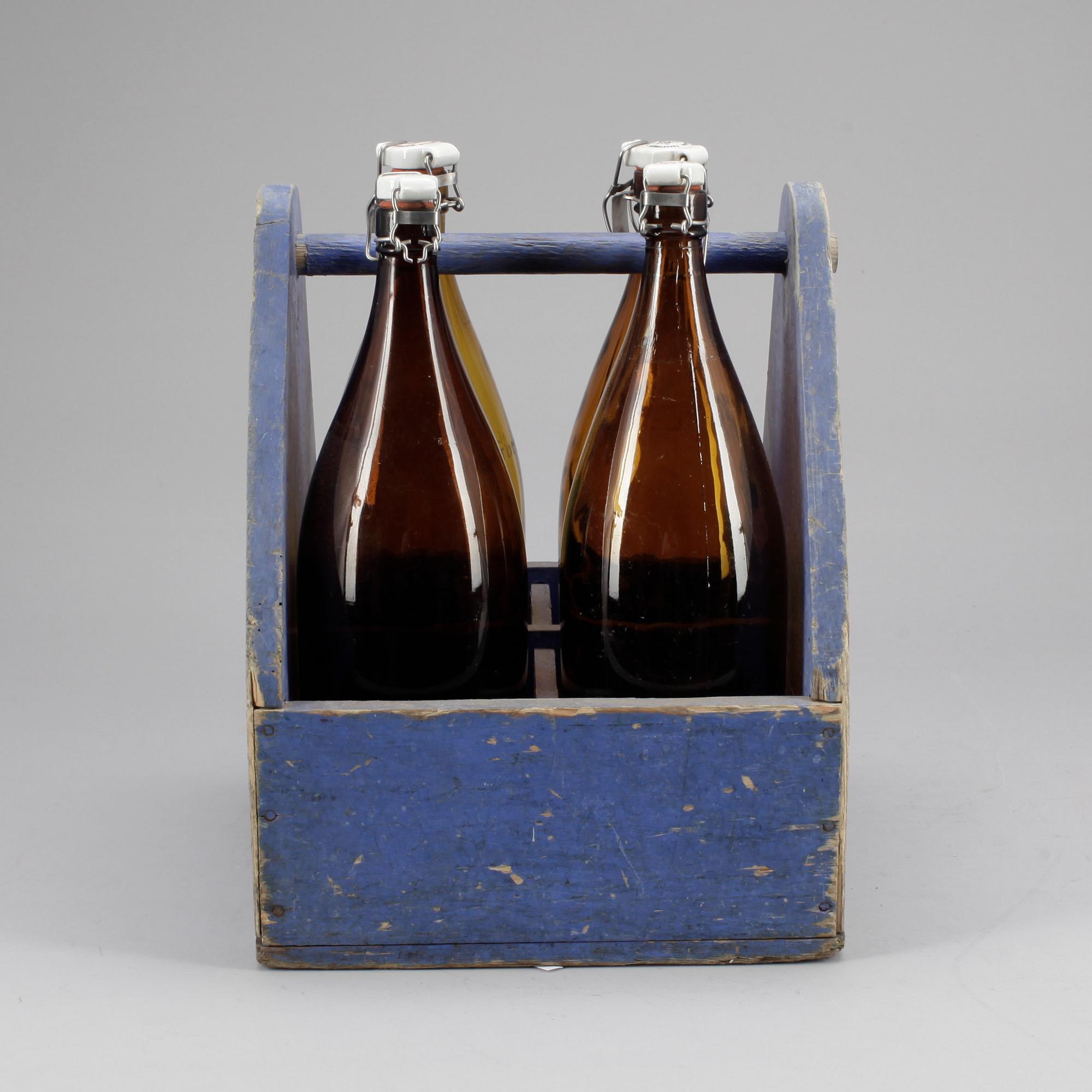 DRICKABACK, med 4 glasflaskor, P Jakobssons bryggeri Ystad, 1900-talets första hälft.