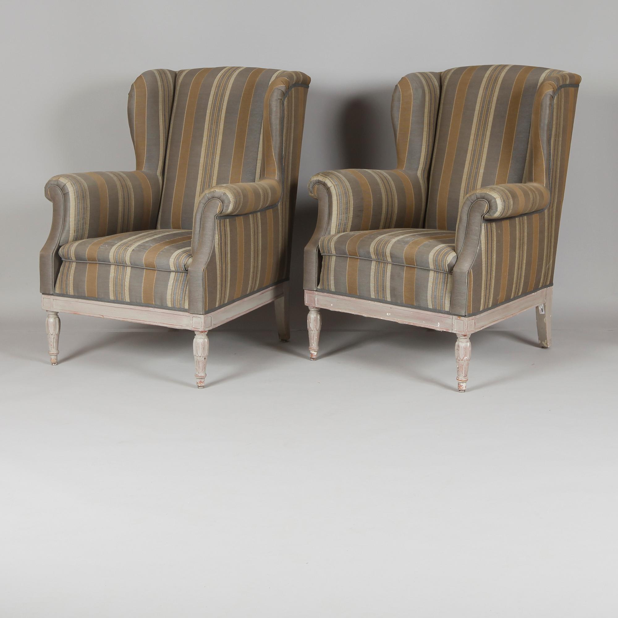 ÖRONLAPPSFÅTÖLJER, 1 par, 1900-första hälft.