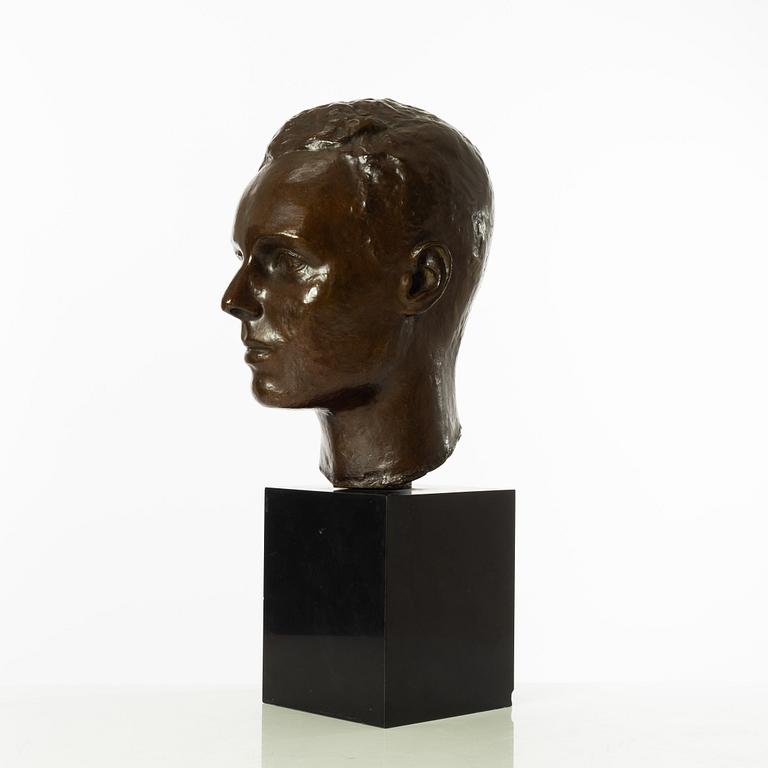 Gudmar Olovson, skulptur. Signerad. Gjutarstämpel. Brons, total höjd 52 cm, längd 22 cm.