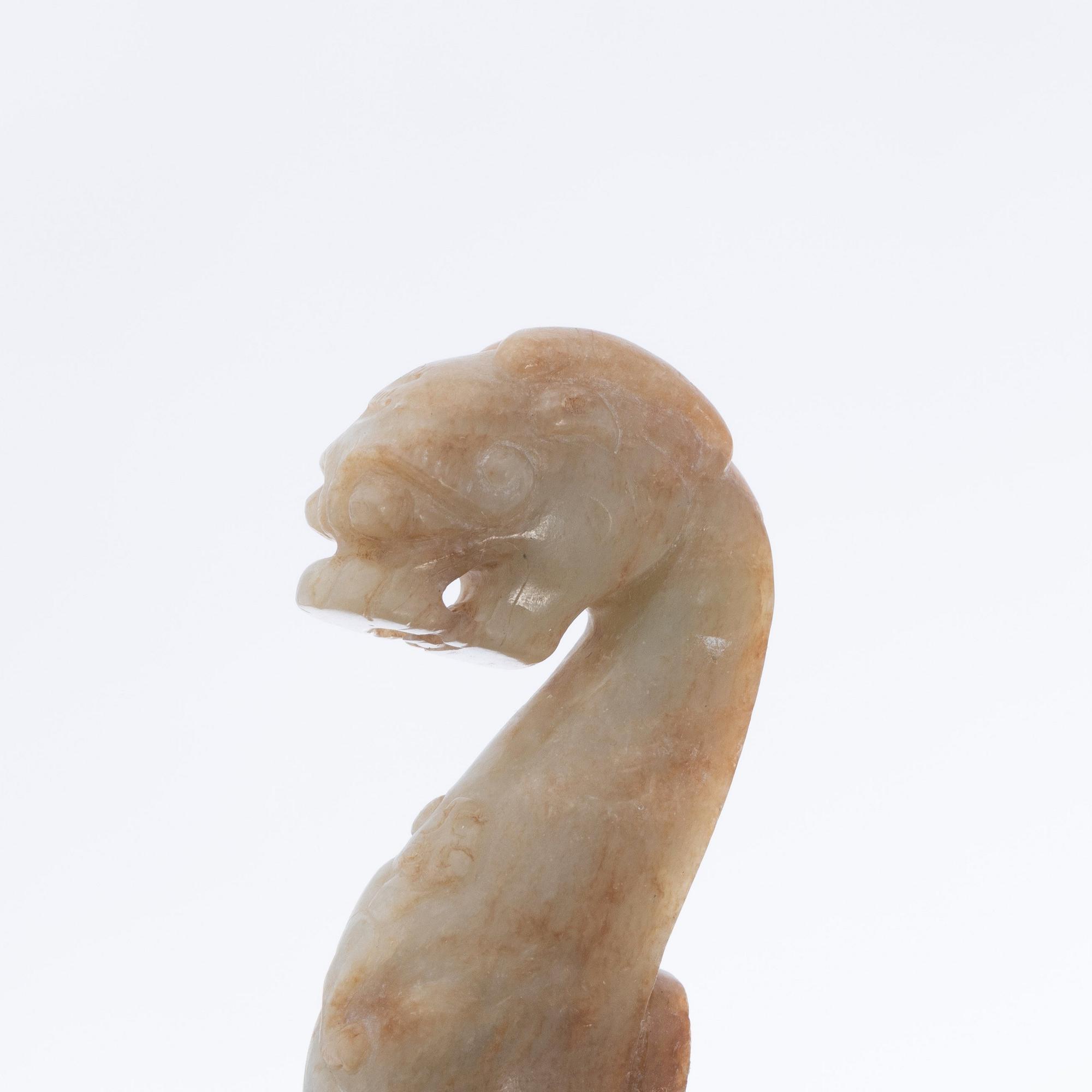 Bälteshake samt två amuletter, nefrit. Qingdynastin eller äldre.