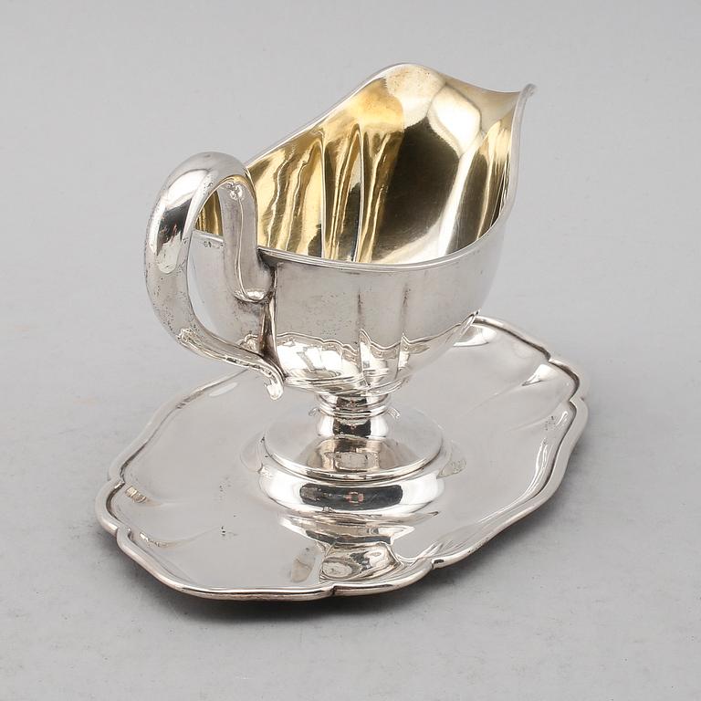 SÅSSKÅL på fat, silver, svenska importstämplar för K Anderson, 1900-talets första hälft. Vikt ca 272 gram.