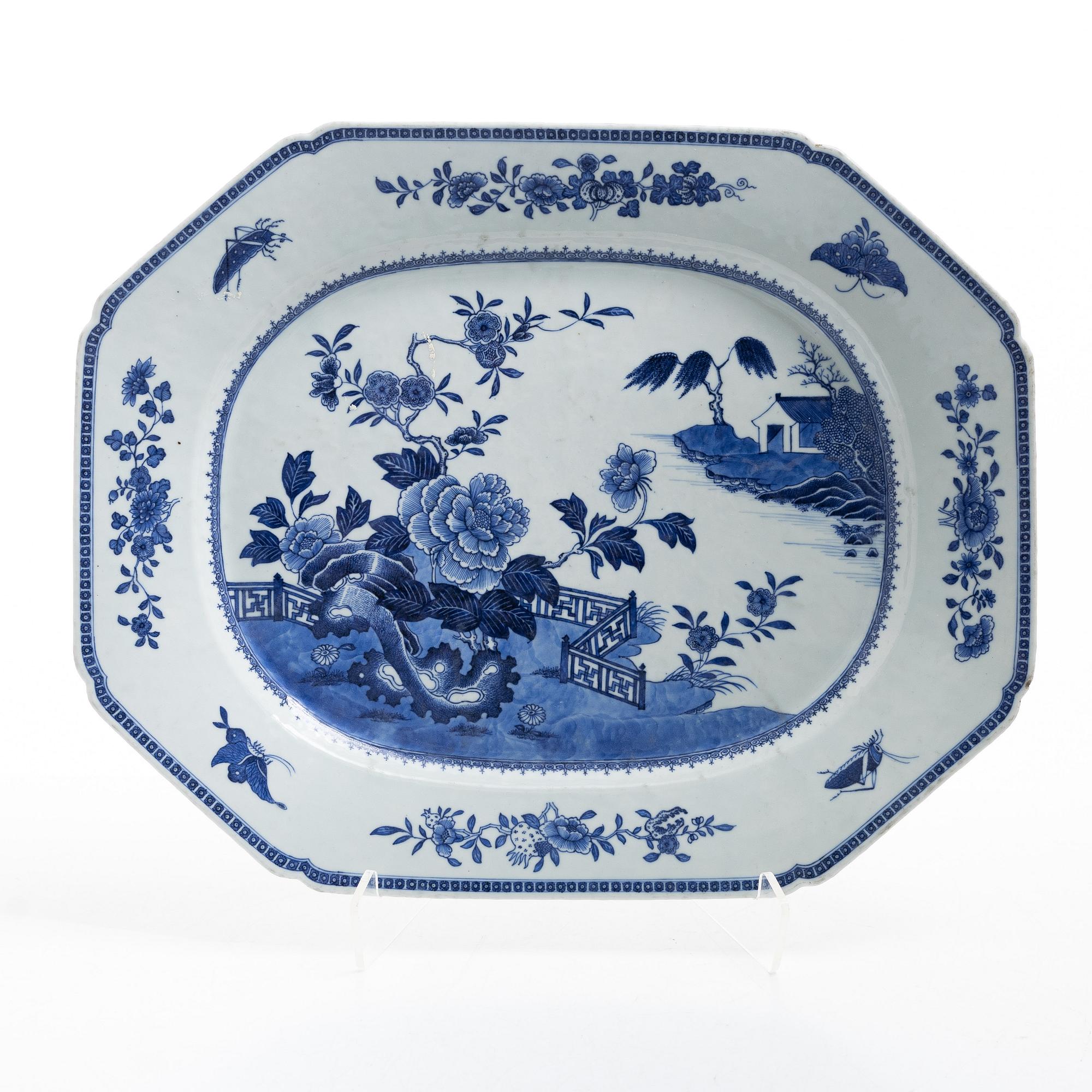 Stekfat, tre stycken, porslin. Qing dynastin, Qianlong (1736-95).