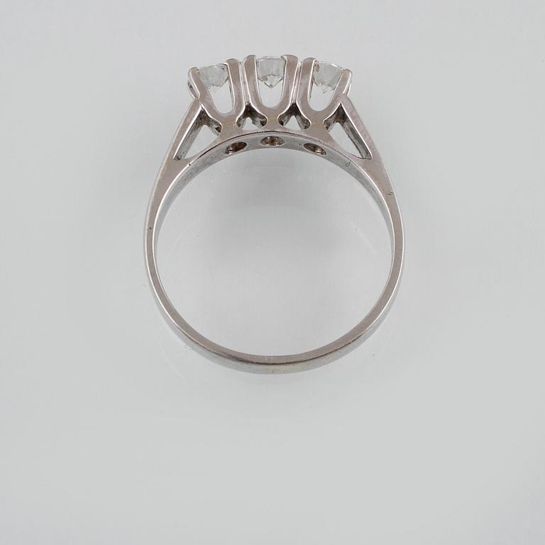 RING, 18K vitguld med 3 briljantslipade diamanter ca 0.45 ct, importstämplad. Vikt 3,2 gram.