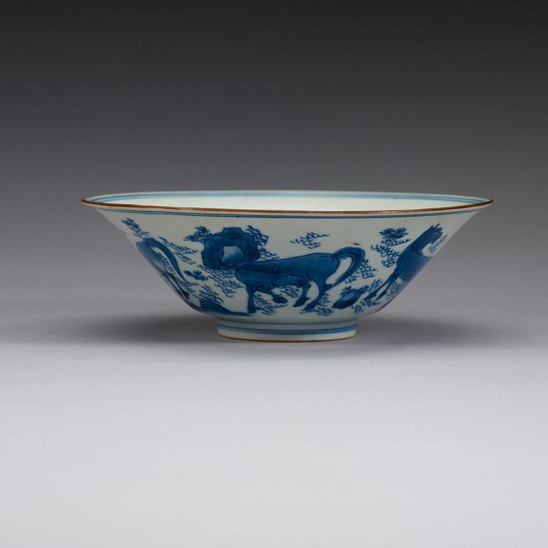 A blue and white Transitional bowl, 17th Century.