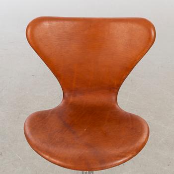 ARNE JACOBSEN, skrivbordsstol "Sjuan", för Fritz Hansen Danmark 1992.