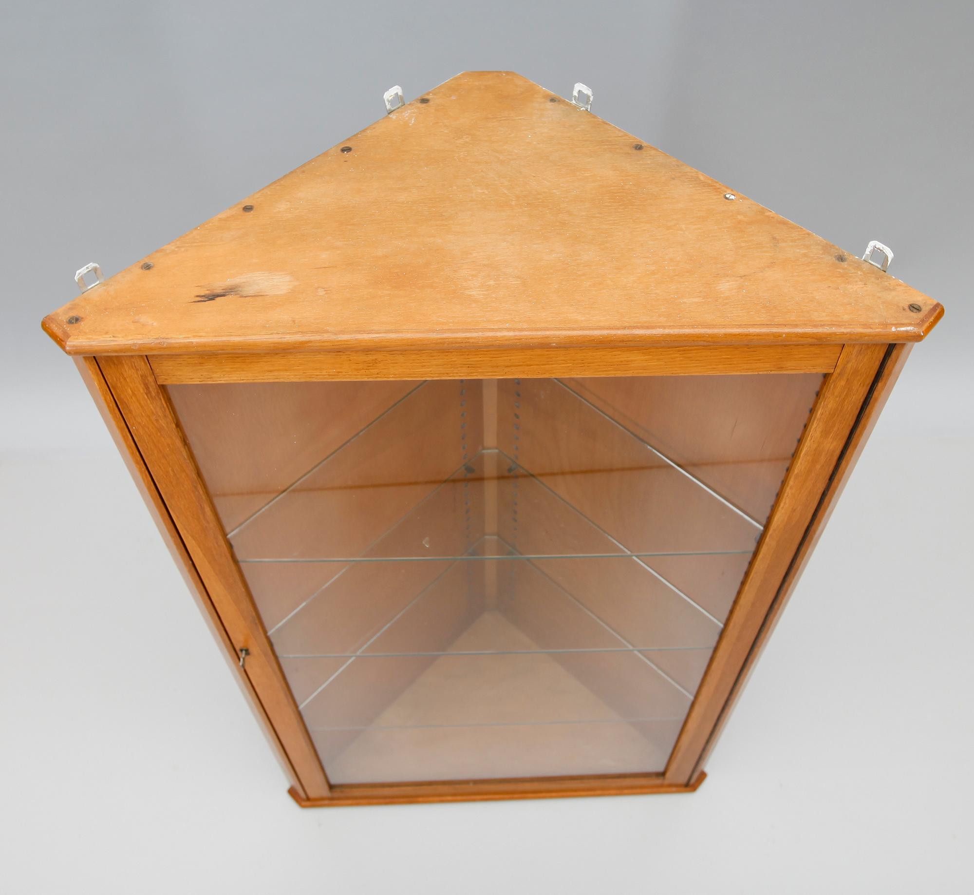 HÄNGVITRINSKÅP, 1900-talets första hälft.