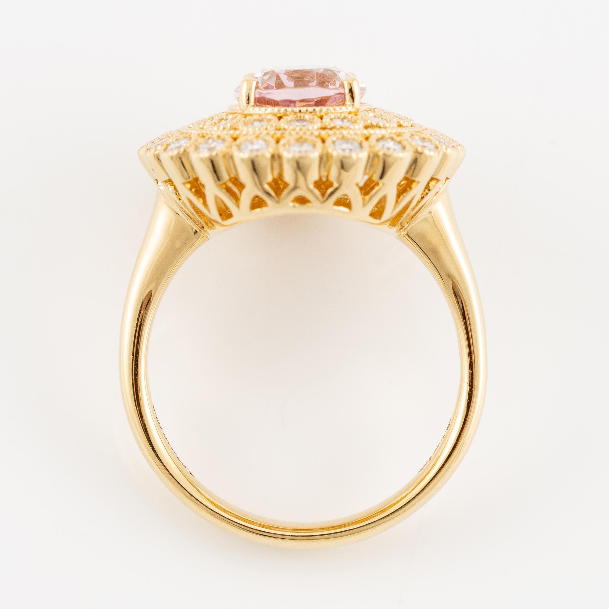 Ring in 18K gold with morganite and brilliant-cut diamonds.