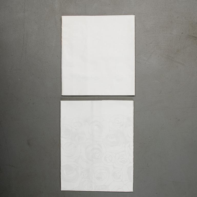 BORDDUKAR, 2 st, "Hundra rosor" Dora Jung, Tampella. I produktion 1961-1983.