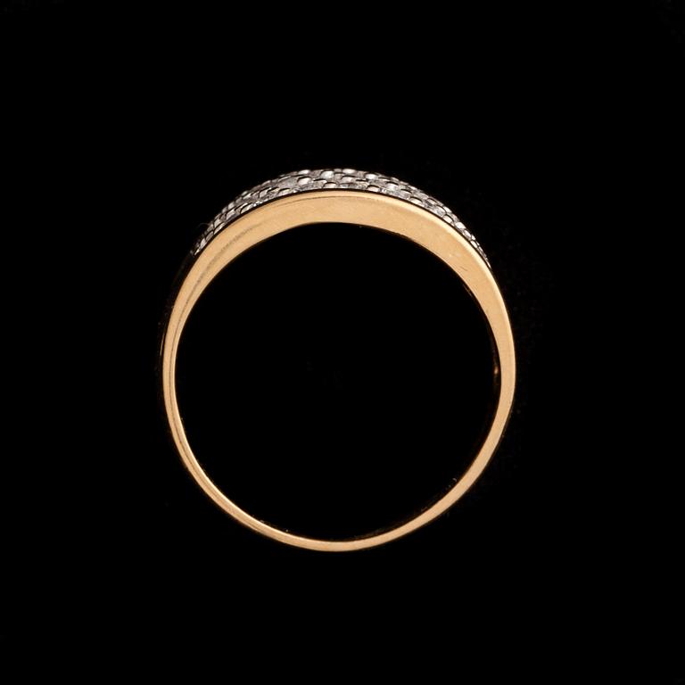 RING, 14K guld, briljantslipade diamanter 43 st, tot. ca 1,50 ct. Vikt 5,57 g. Intyg.