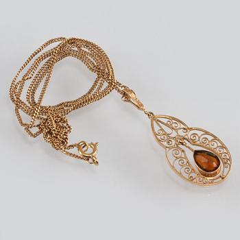 HÄNGE, 18K guld med cabochonslipad citrin, Göteborg, 1920. Vikt 5,9 gram.