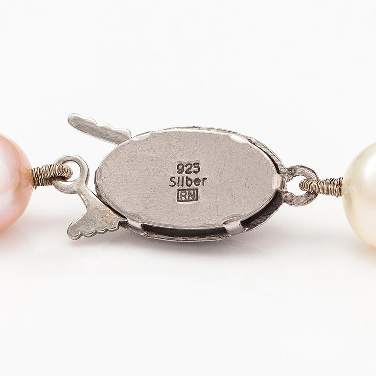 A pearl collier with cultured pearls and sterling silver lock.