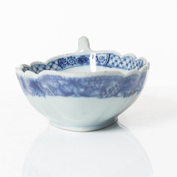 A Chinese blue and white export porcelain sauce boat and a sauce bowl, Qing dynasty, Qianlong (1736-95).