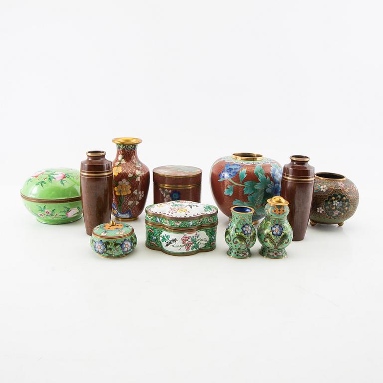 En samling vaser och skålar 11 dlr cloisonné och emalj-arbeten Kina 1900-tal.