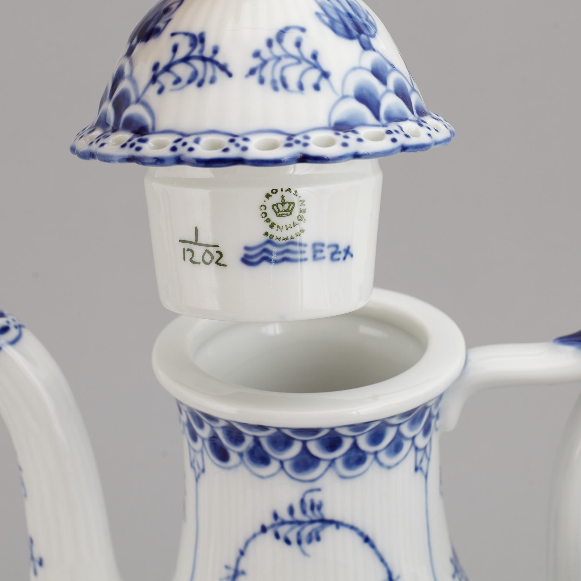 ROYAL COPENHAGEN, kaffeservis, 45 delar, porslin, "Musselmalet Helblonde", Danmark.