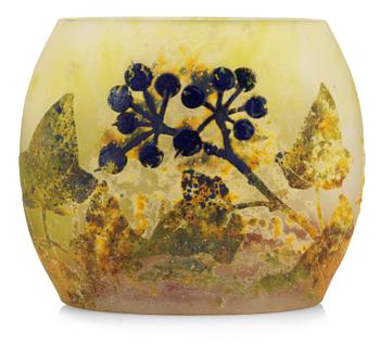 1065. An art nouveau Daum cameo glass vase, Nancy, France.