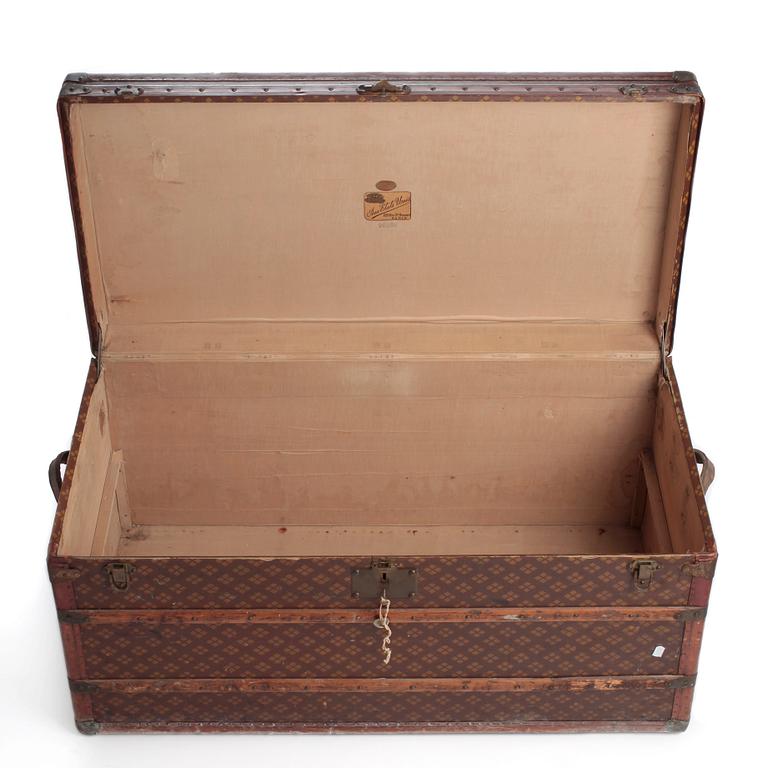 AUX ETATS UNIS, a Monogram canvas trunk, early 20th century.