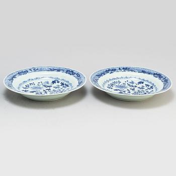 A blue and white export serving dish and three plates, Qing dynasty, Qianlong (1736-95).