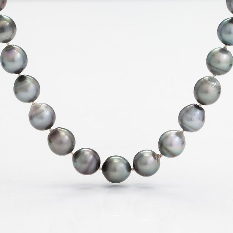 A cultured Tahiti pearl necklace, clasp in 18K gold.