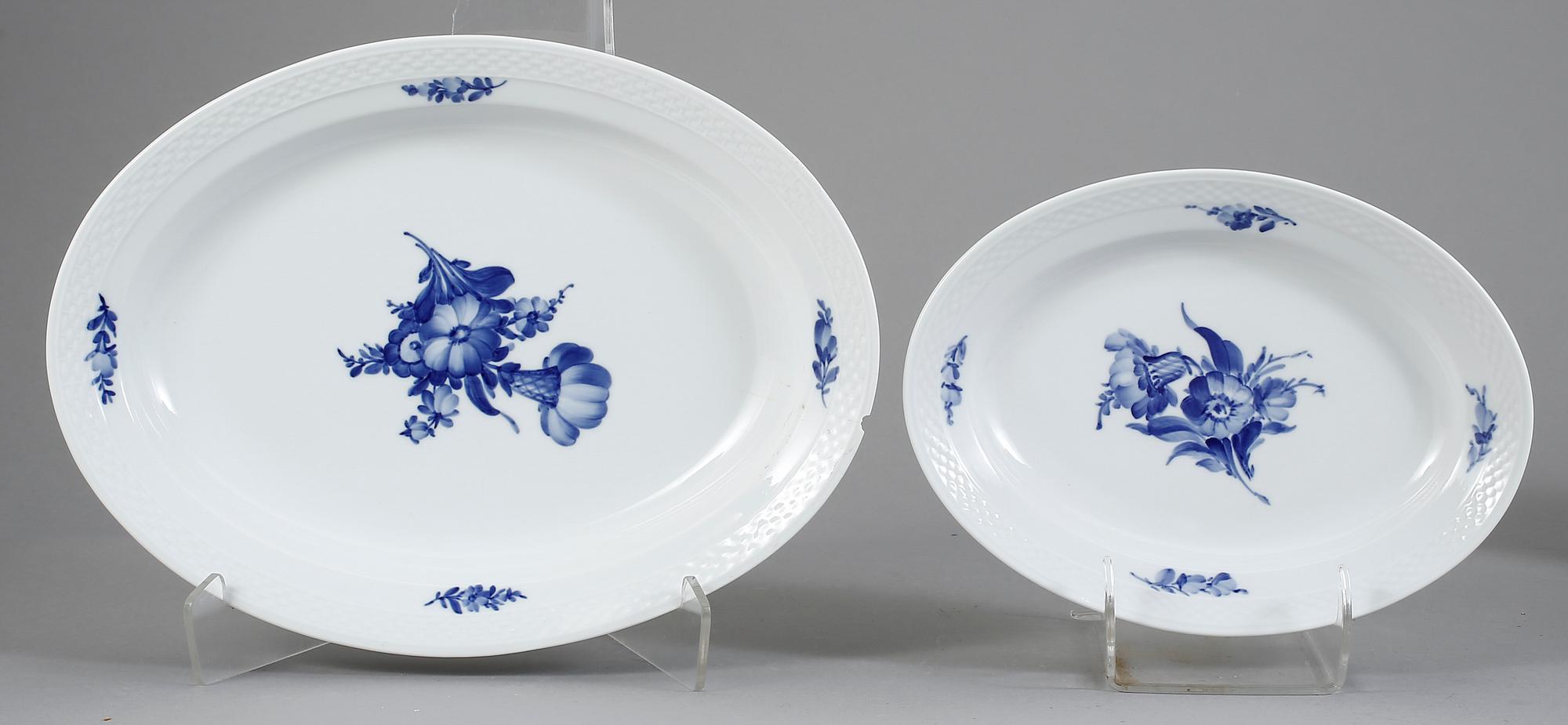 MATSERVIS, porslin, 38 delar, "Blå blomst", Royal Copenhagen.