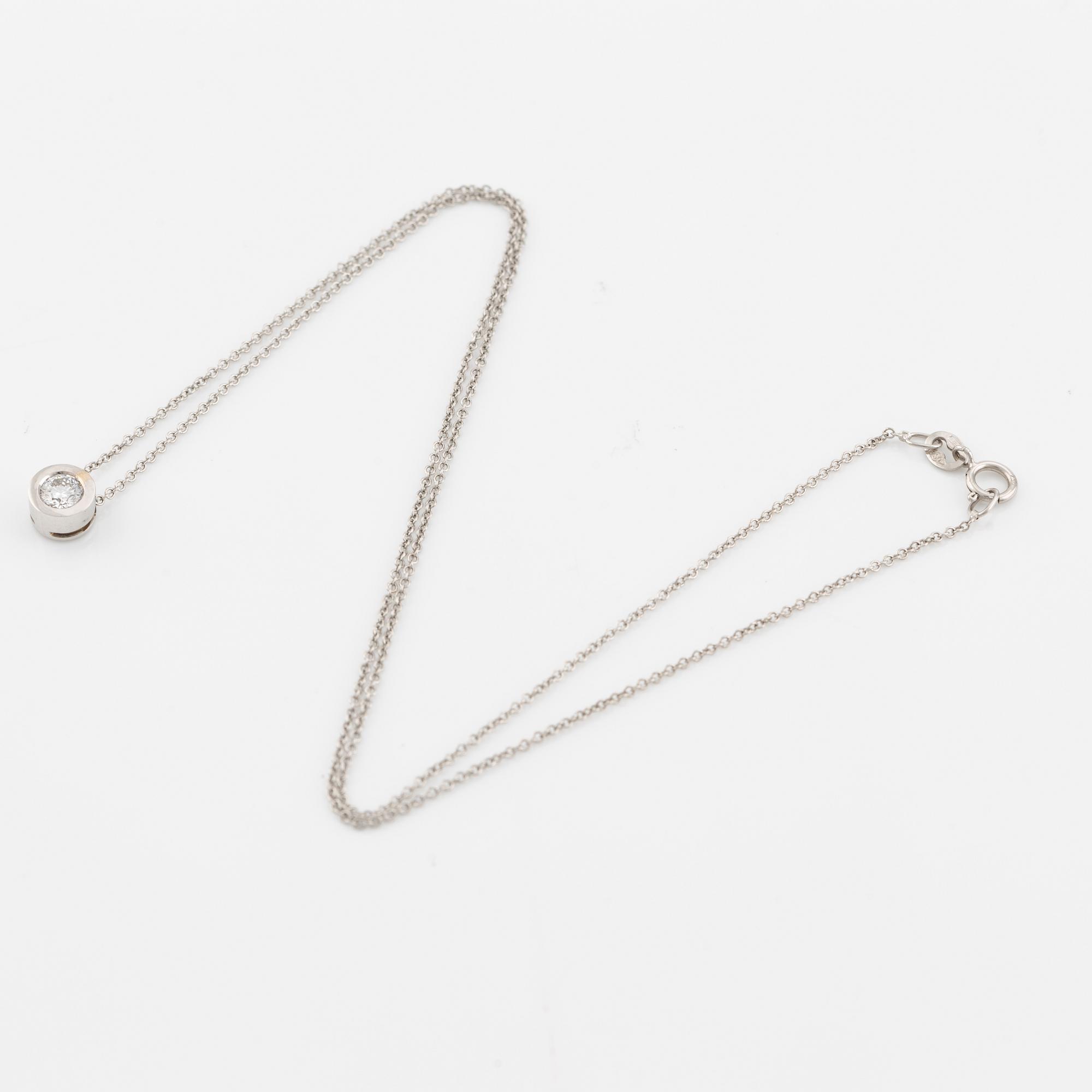 Hänge med kedja 18K guld med en rund briljantslipad diamant.