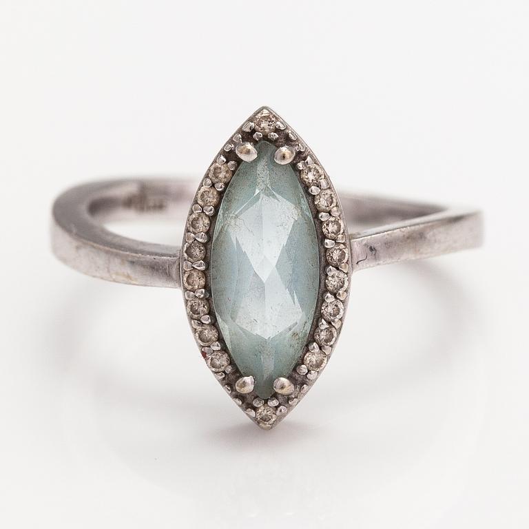 A 14K white gold ring with a topaz and diamonds ca. 0.12 ct in total. Faber art, Helsinki.