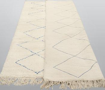 Matta, Marocko, ca 345 x 240 cm.