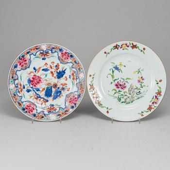 A group of four famille rose and blue and white plates, Qing dynasty, Qianlong (1736-95).