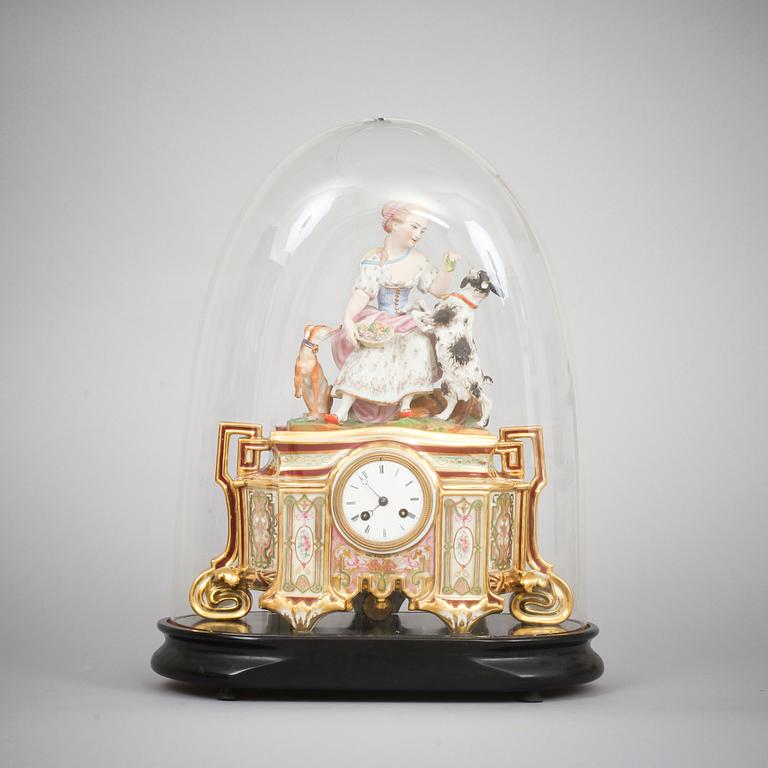 BORDSPENYDL, porslin, med glaskupa. 1800-talets slut.