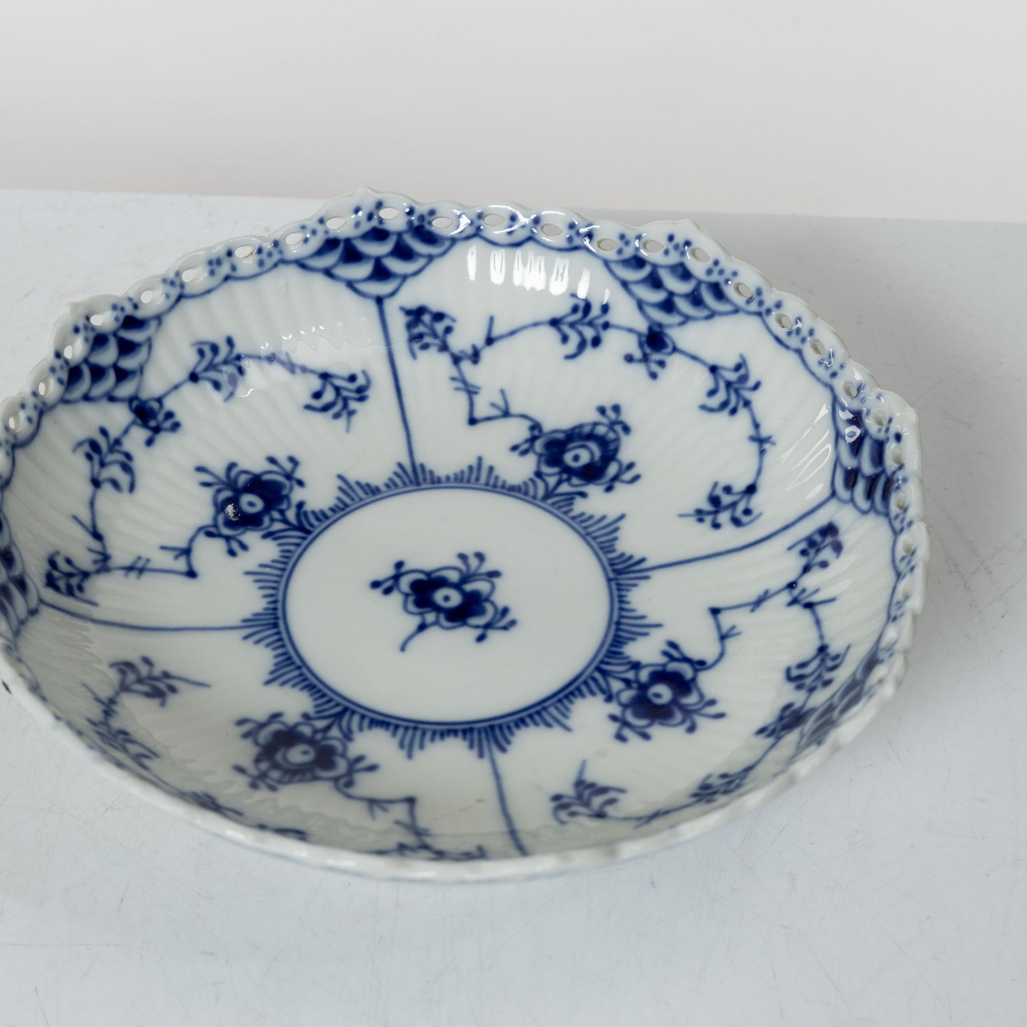 Royal Copenhagen, a set of five porcelain service pieces, 'Musselmalet' / 'Blue Fluted, Denmark.