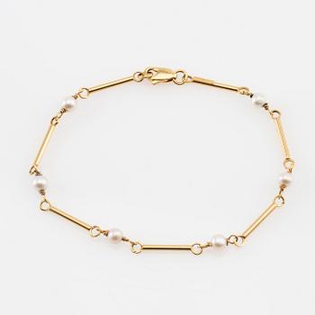 Bracelet 18K gold with cultured pearls.