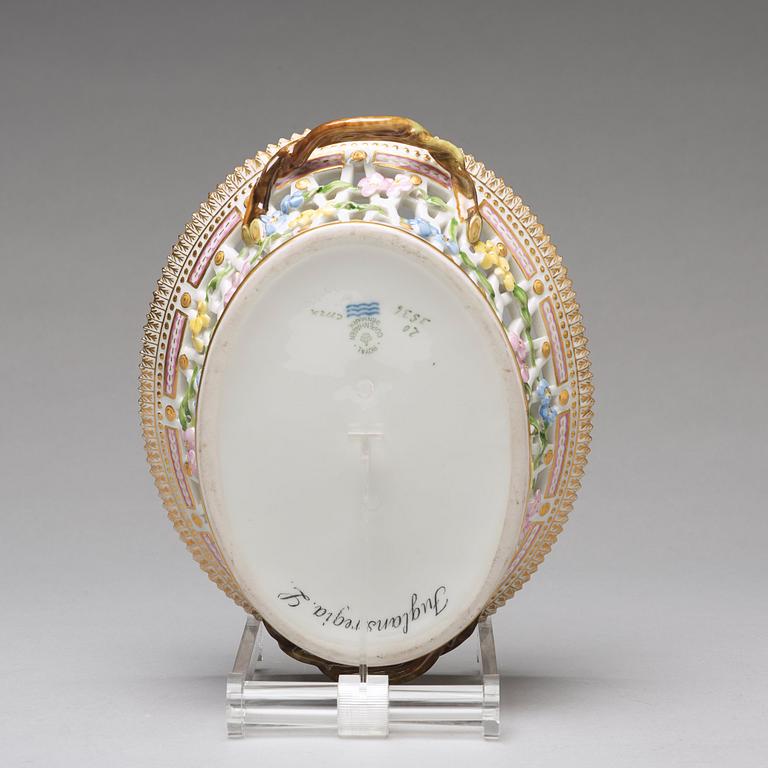 GALLERKORG med FAT, porslin. "Flora Danica", Royal Copenhagen, Danmark, 1900-tal.