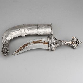 KNIV, silver, orientalisk, 1900-tal. Vikt ca 895 gram.