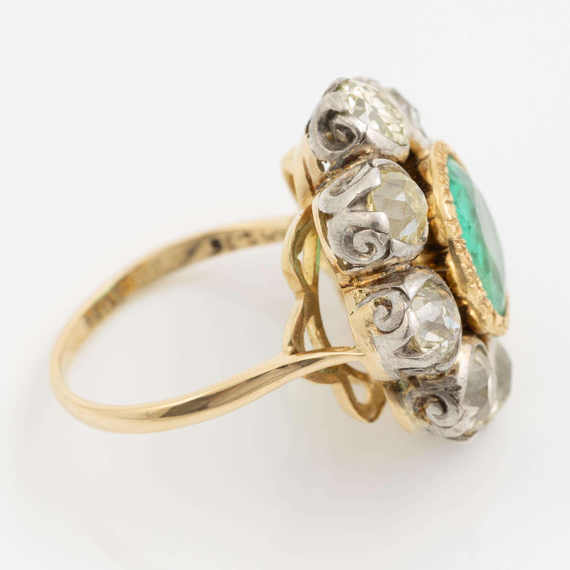 Ring, cocktailring, 18K guld och platina med smaragd och gammalslipade diamanter, medföljande report.