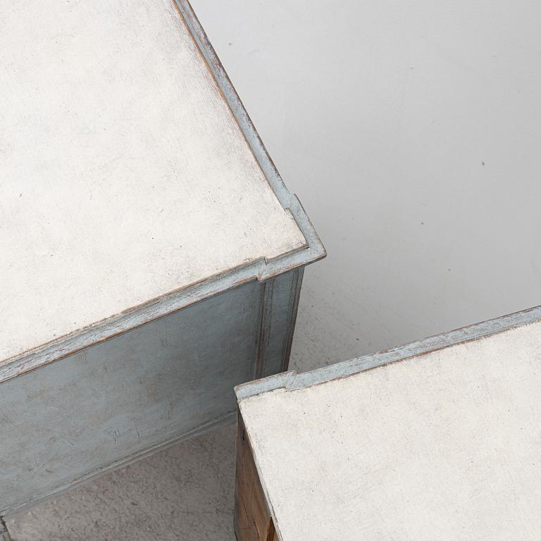 Chests of drawers, a pair, Gustavian style, 19th century.